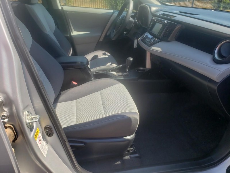 Toyota RAV4 Vehicle Full-screen Gallery Image 16