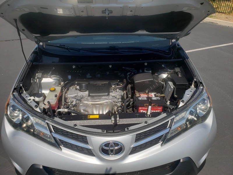 Toyota RAV4 Vehicle Full-screen Gallery Image 17