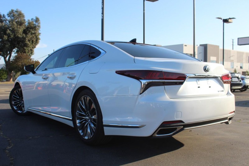 Lexus LS Vehicle Full-screen Gallery Image 04