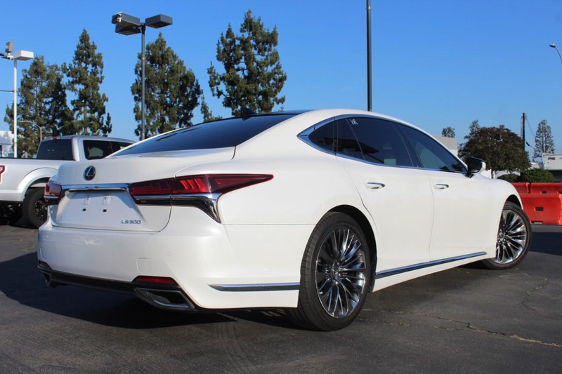 Lexus LS Vehicle Full-screen Gallery Image 05