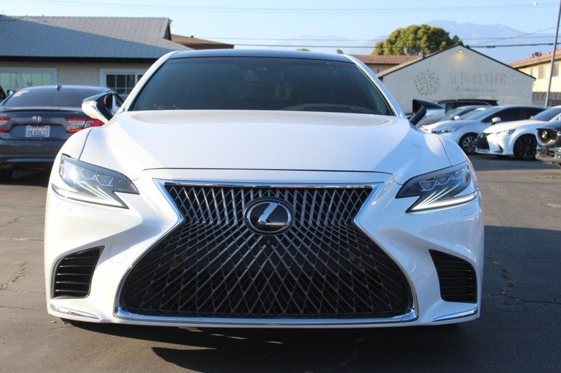 Lexus LS Vehicle Full-screen Gallery Image 06