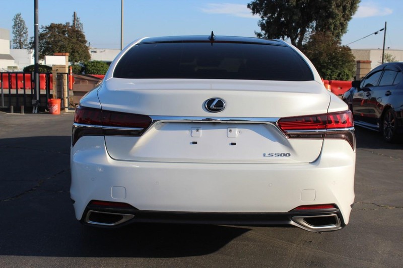 Lexus LS Vehicle Full-screen Gallery Image 08