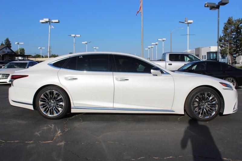 Lexus LS Vehicle Full-screen Gallery Image 09