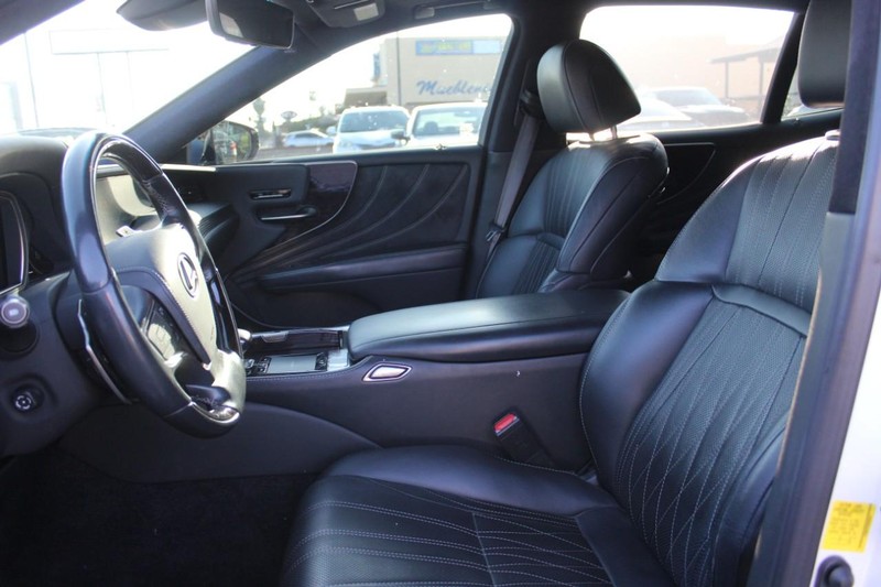 Lexus LS Vehicle Full-screen Gallery Image 10