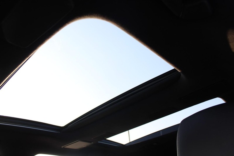 Lexus LS Vehicle Full-screen Gallery Image 11