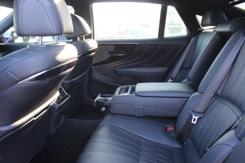 Lexus LS Vehicle Full-screen Gallery Image 12