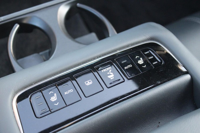 Lexus LS Vehicle Full-screen Gallery Image 13