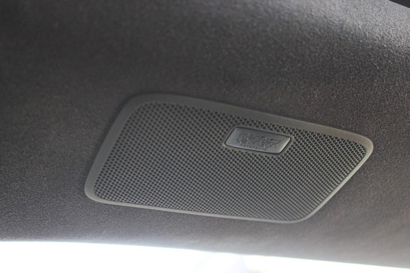 Lexus LS Vehicle Full-screen Gallery Image 14