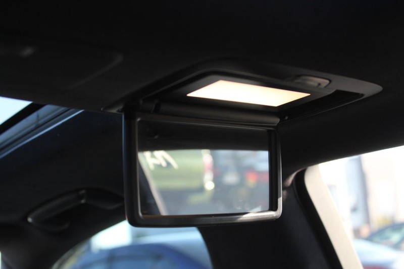 Lexus LS Vehicle Full-screen Gallery Image 15