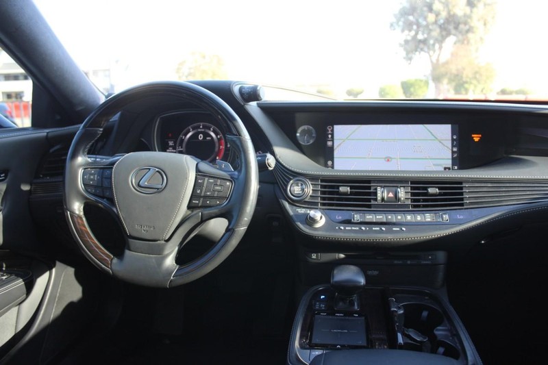 Lexus LS Vehicle Full-screen Gallery Image 16