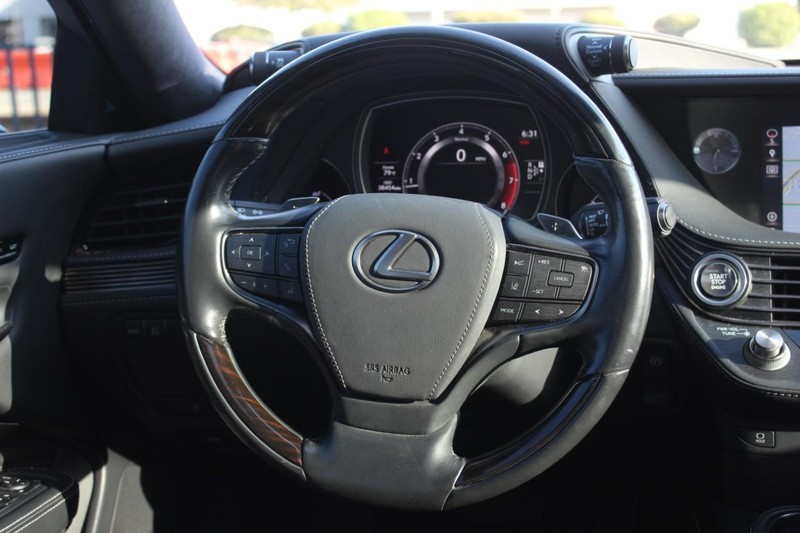 Lexus LS Vehicle Full-screen Gallery Image 17