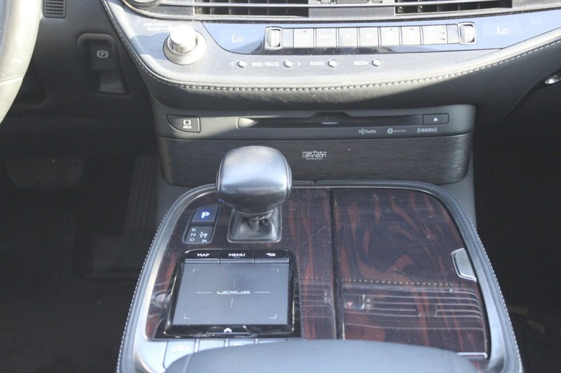 Lexus LS Vehicle Full-screen Gallery Image 19