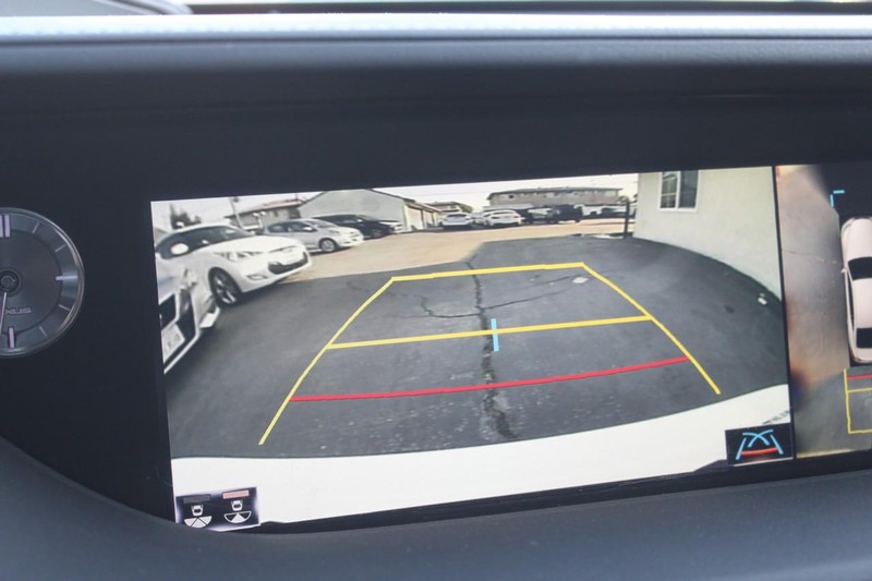 Lexus LS Vehicle Full-screen Gallery Image 20