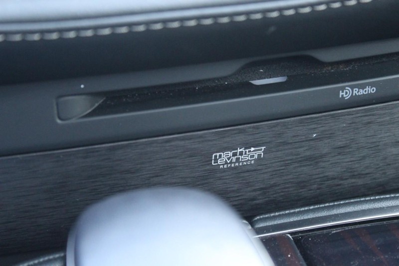 Lexus LS Vehicle Full-screen Gallery Image 22