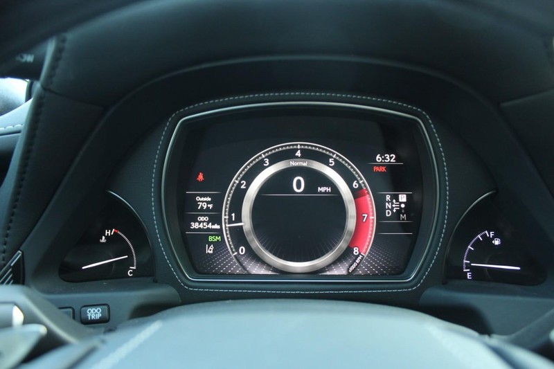 Lexus LS Vehicle Full-screen Gallery Image 23