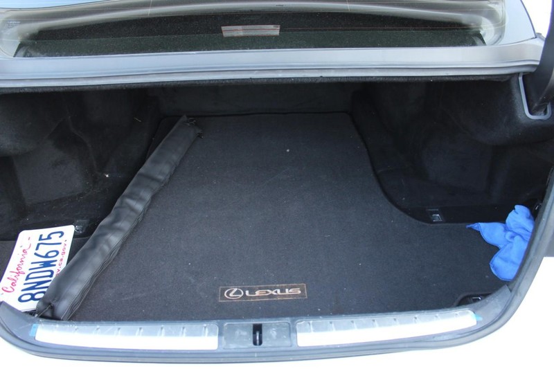 Lexus LS Vehicle Full-screen Gallery Image 25