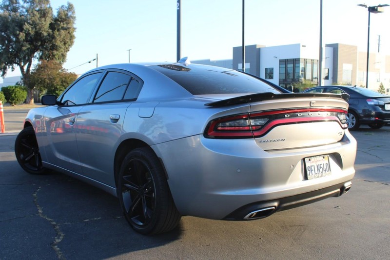 Dodge Charger Vehicle Full-screen Gallery Image 06