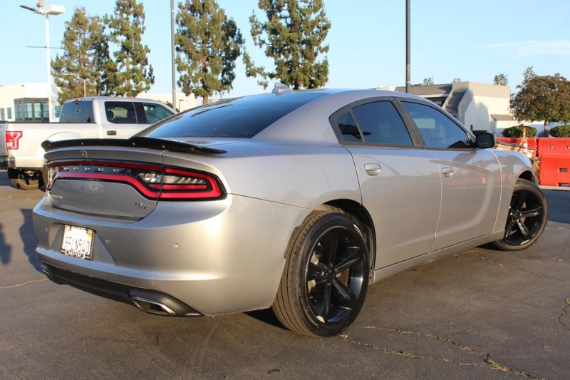 Dodge Charger Vehicle Full-screen Gallery Image 07