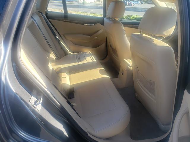 BMW X1 Vehicle Full-screen Gallery Image 24