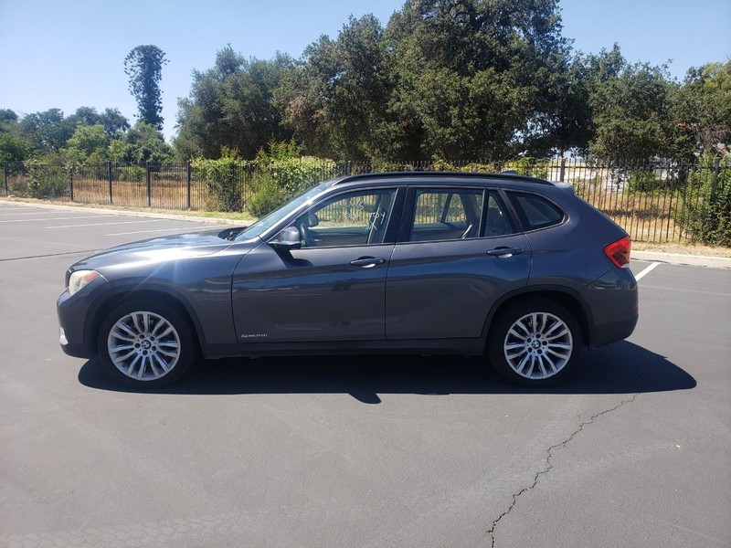 BMW X1 Vehicle Full-screen Gallery Image 02