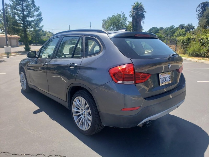 BMW X1 Vehicle Full-screen Gallery Image 03