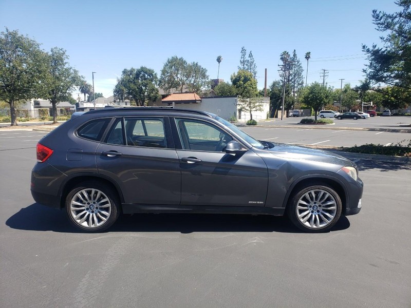 BMW X1 Vehicle Full-screen Gallery Image 06