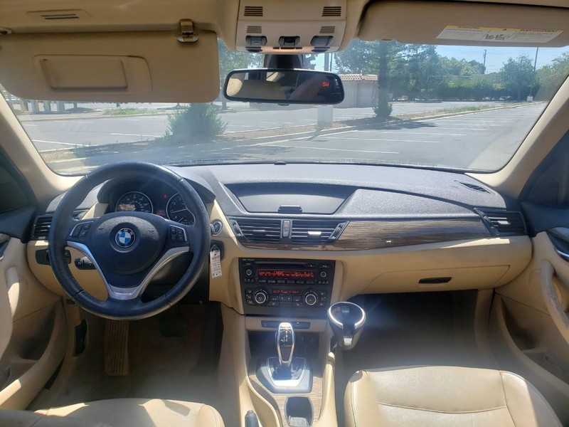 BMW X1 Vehicle Full-screen Gallery Image 09