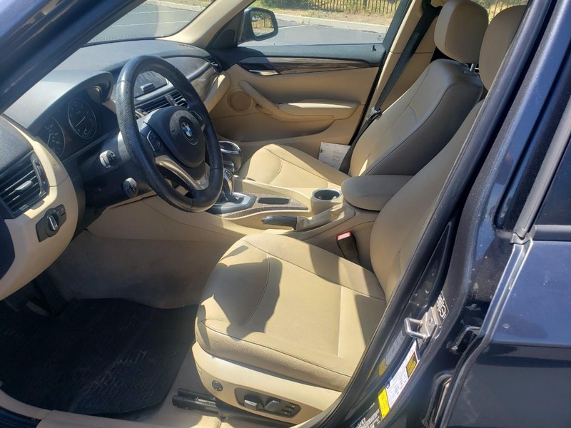 BMW X1 Vehicle Full-screen Gallery Image 11