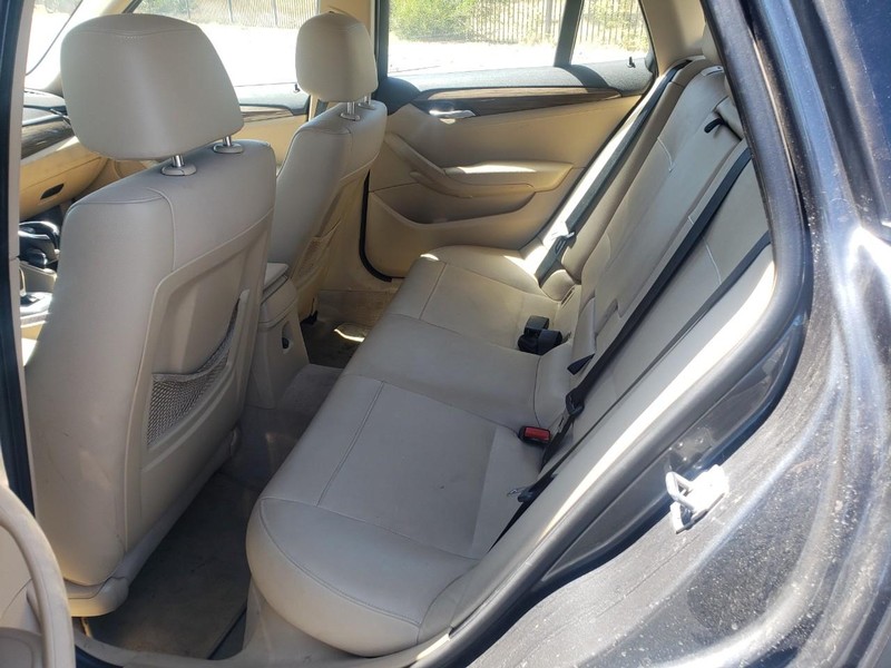 BMW X1 Vehicle Full-screen Gallery Image 12