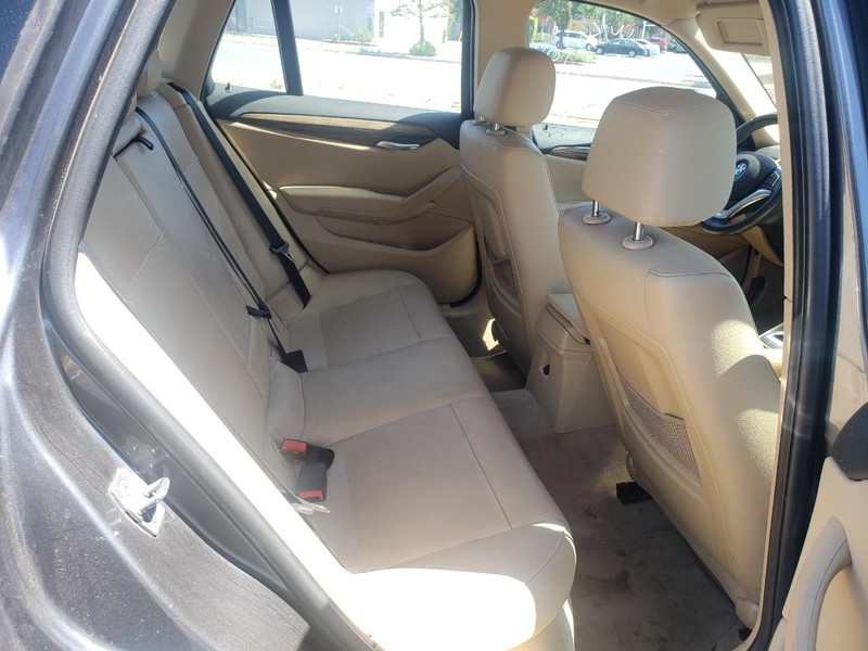 BMW X1 Vehicle Full-screen Gallery Image 14