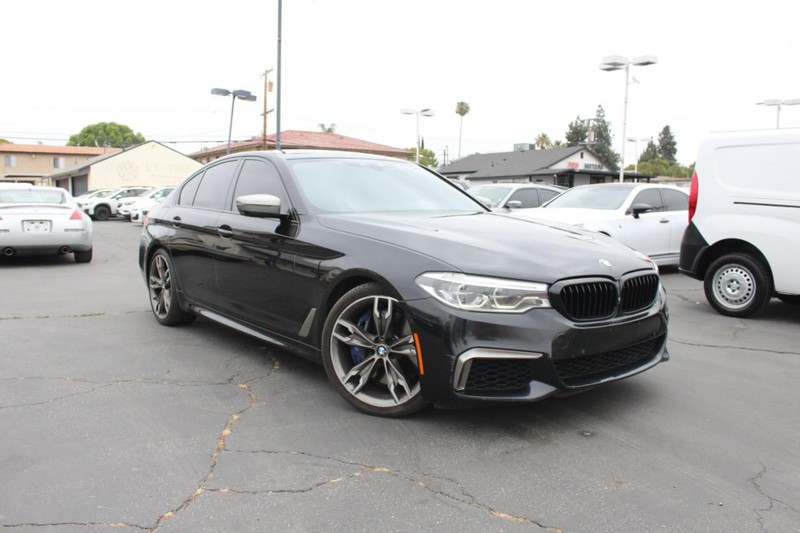 BMW 5 Series Vehicle Full-screen Gallery Image 04