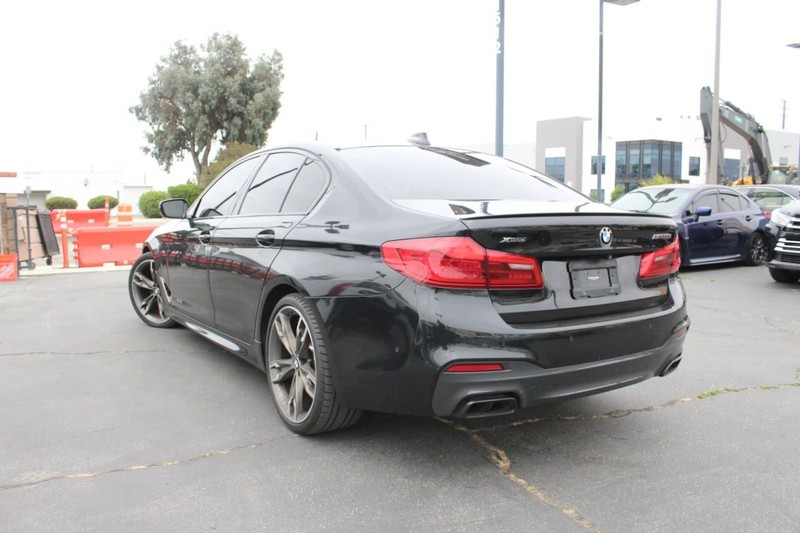 BMW 5 Series Vehicle Full-screen Gallery Image 05