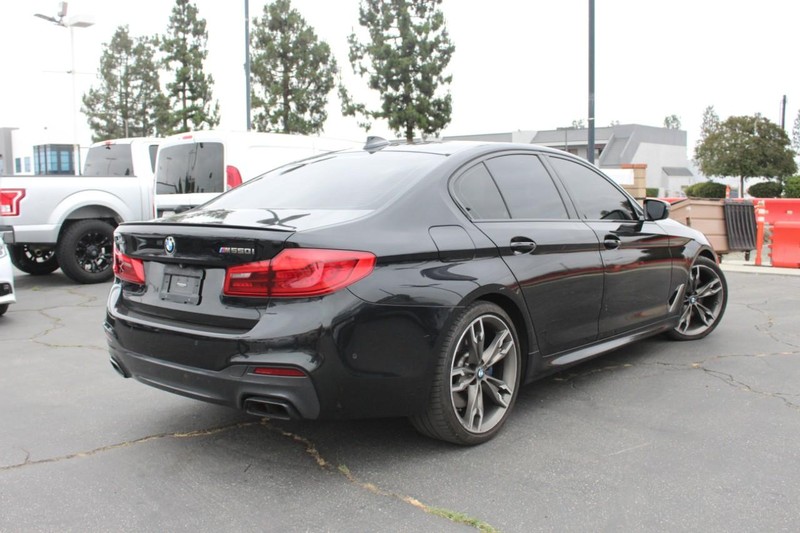 BMW 5 Series Vehicle Full-screen Gallery Image 06