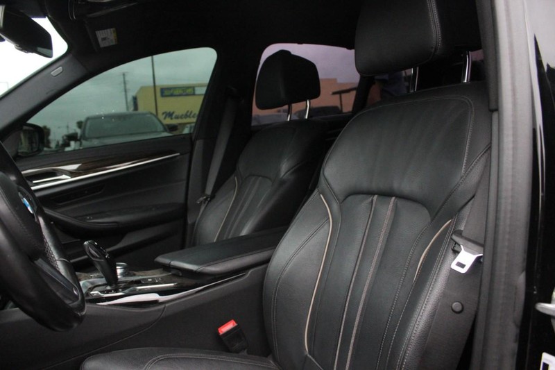 BMW 5 Series Vehicle Full-screen Gallery Image 07