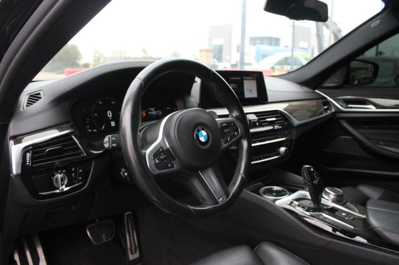 BMW 5 Series Vehicle Full-screen Gallery Image 08