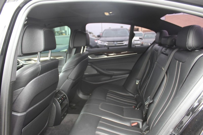 BMW 5 Series Vehicle Full-screen Gallery Image 09