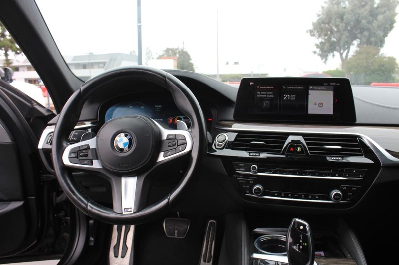 BMW 5 Series Vehicle Full-screen Gallery Image 10