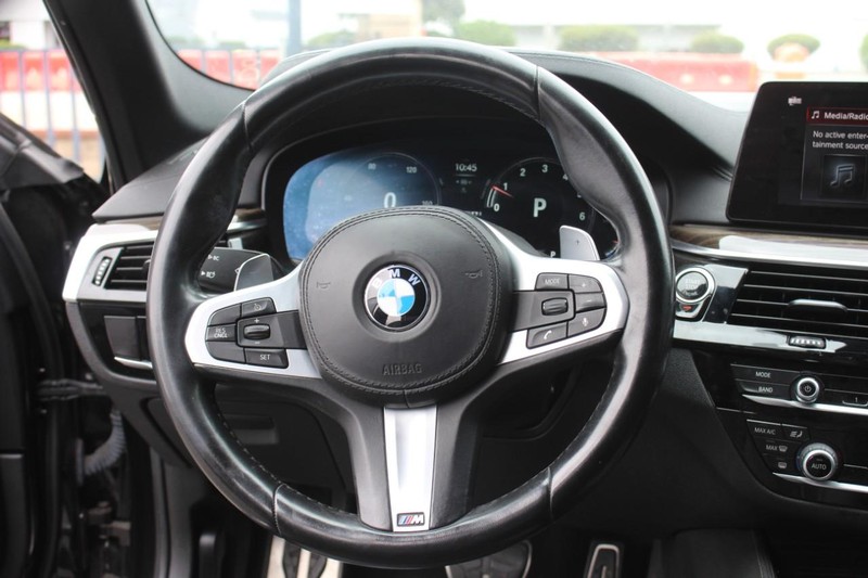 BMW 5 Series Vehicle Full-screen Gallery Image 11