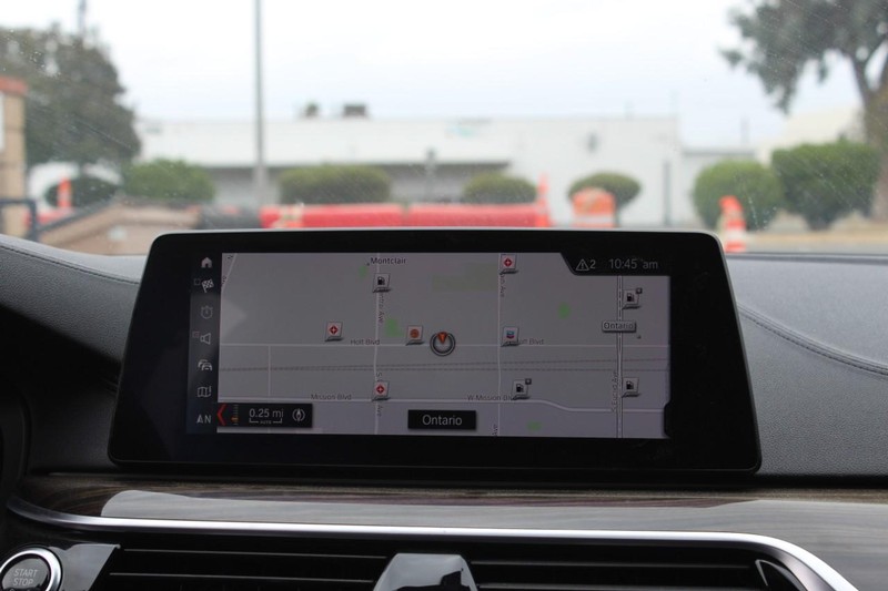 BMW 5 Series Vehicle Full-screen Gallery Image 12