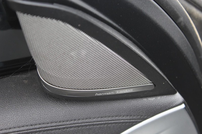 BMW 5 Series Vehicle Full-screen Gallery Image 13