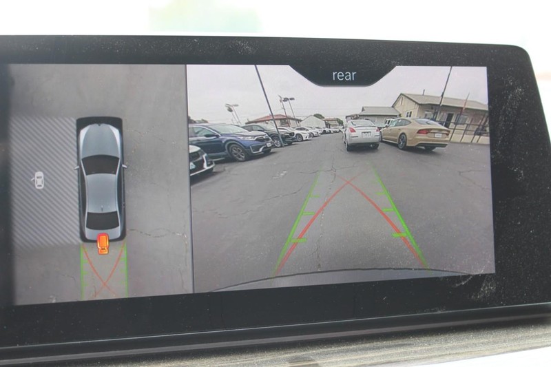 BMW 5 Series Vehicle Full-screen Gallery Image 14