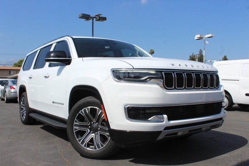 Jeep Wagoneer L Vehicle Full-screen Gallery Image 03