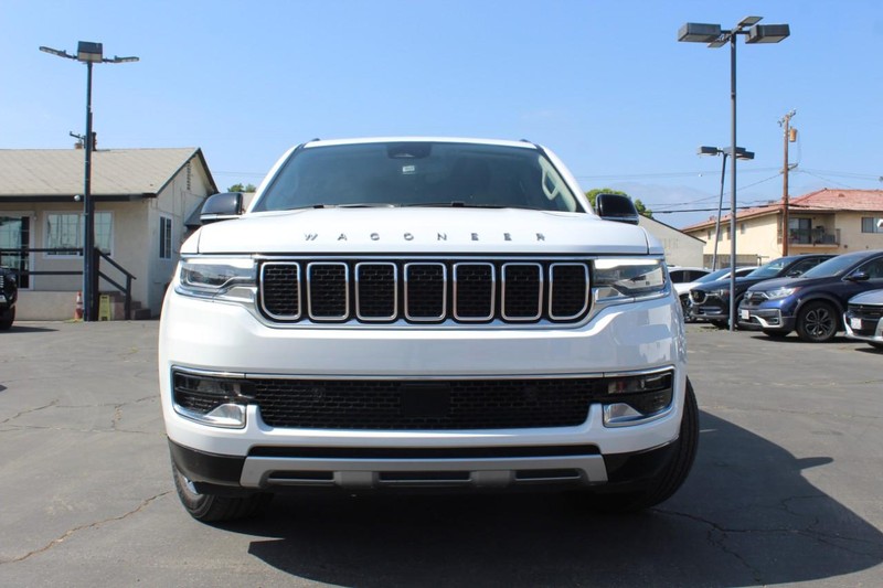 Jeep Wagoneer L Vehicle Full-screen Gallery Image 04