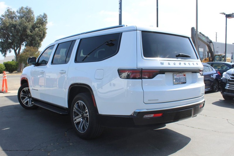 Jeep Wagoneer L Vehicle Full-screen Gallery Image 05