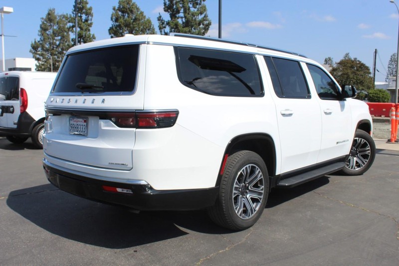 Jeep Wagoneer L Vehicle Full-screen Gallery Image 07