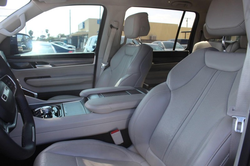 Jeep Wagoneer L Vehicle Full-screen Gallery Image 08