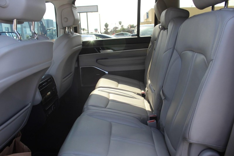 Jeep Wagoneer L Vehicle Full-screen Gallery Image 09