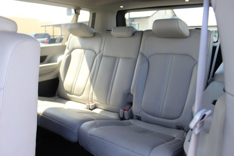 Jeep Wagoneer L Vehicle Full-screen Gallery Image 10