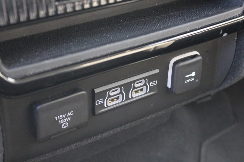 Jeep Wagoneer L Vehicle Full-screen Gallery Image 11