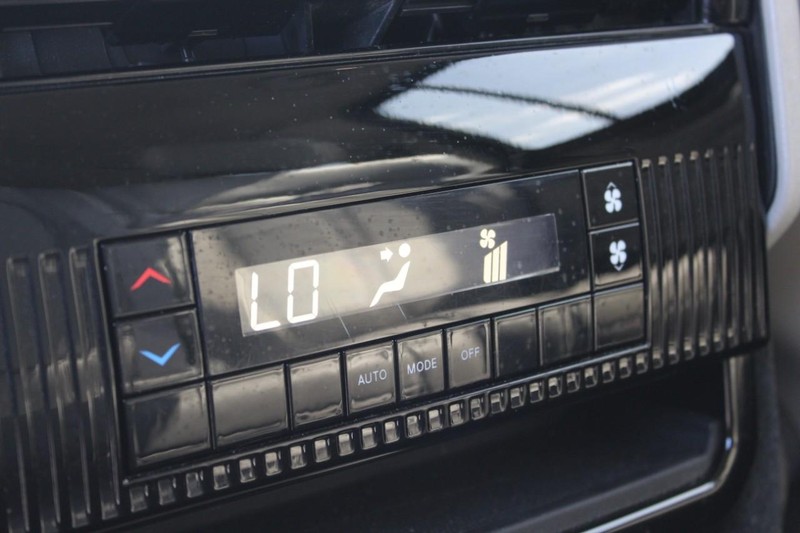 Jeep Wagoneer L Vehicle Full-screen Gallery Image 12